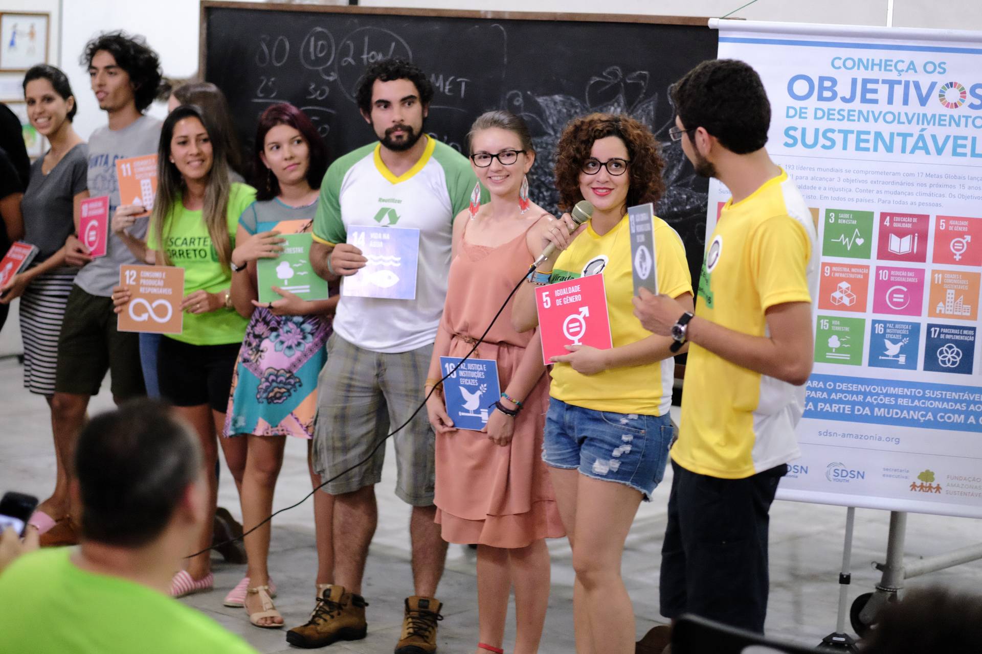 Jovens participando da Semana da Juventude falando sobre educação.