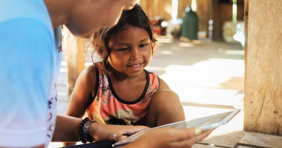 Agentes comunitários de saúde atendendo crianças ribeirinhas no Amazonas, ação que é apoiada pela Fundação Amazônia Sustentável (FAS).