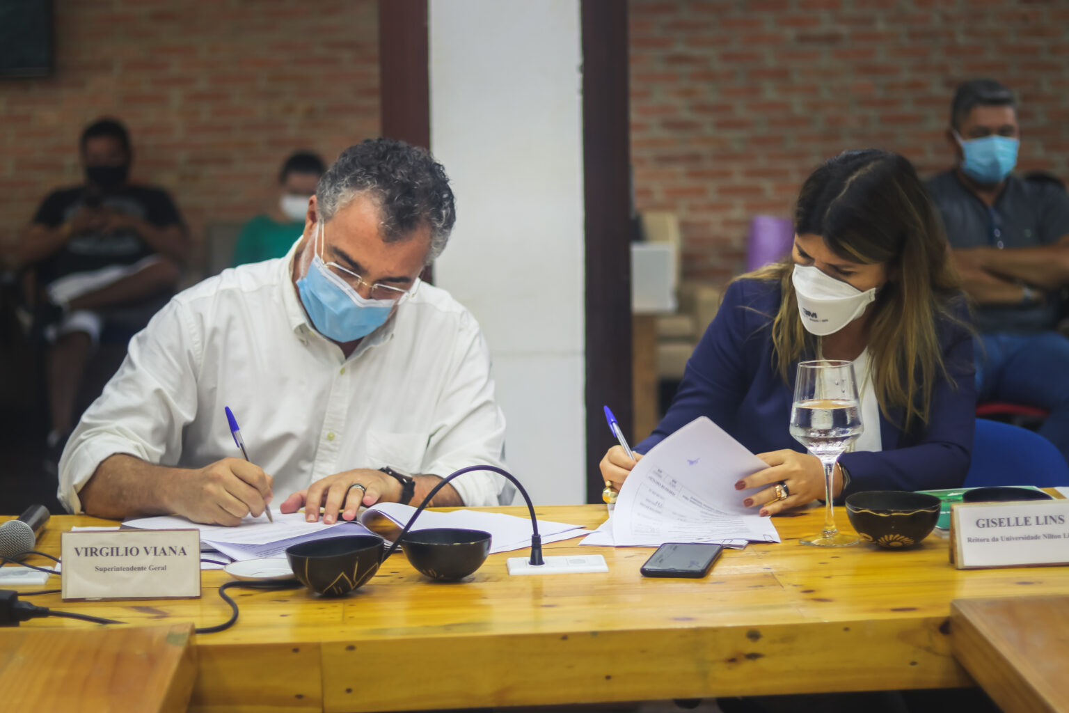 Virgilio Viana, superintendente geral da Fundação Amazônia Sustentável (FAS) assinando documentos no encontro de gestores realizado na sede da FAS, em Manaus.