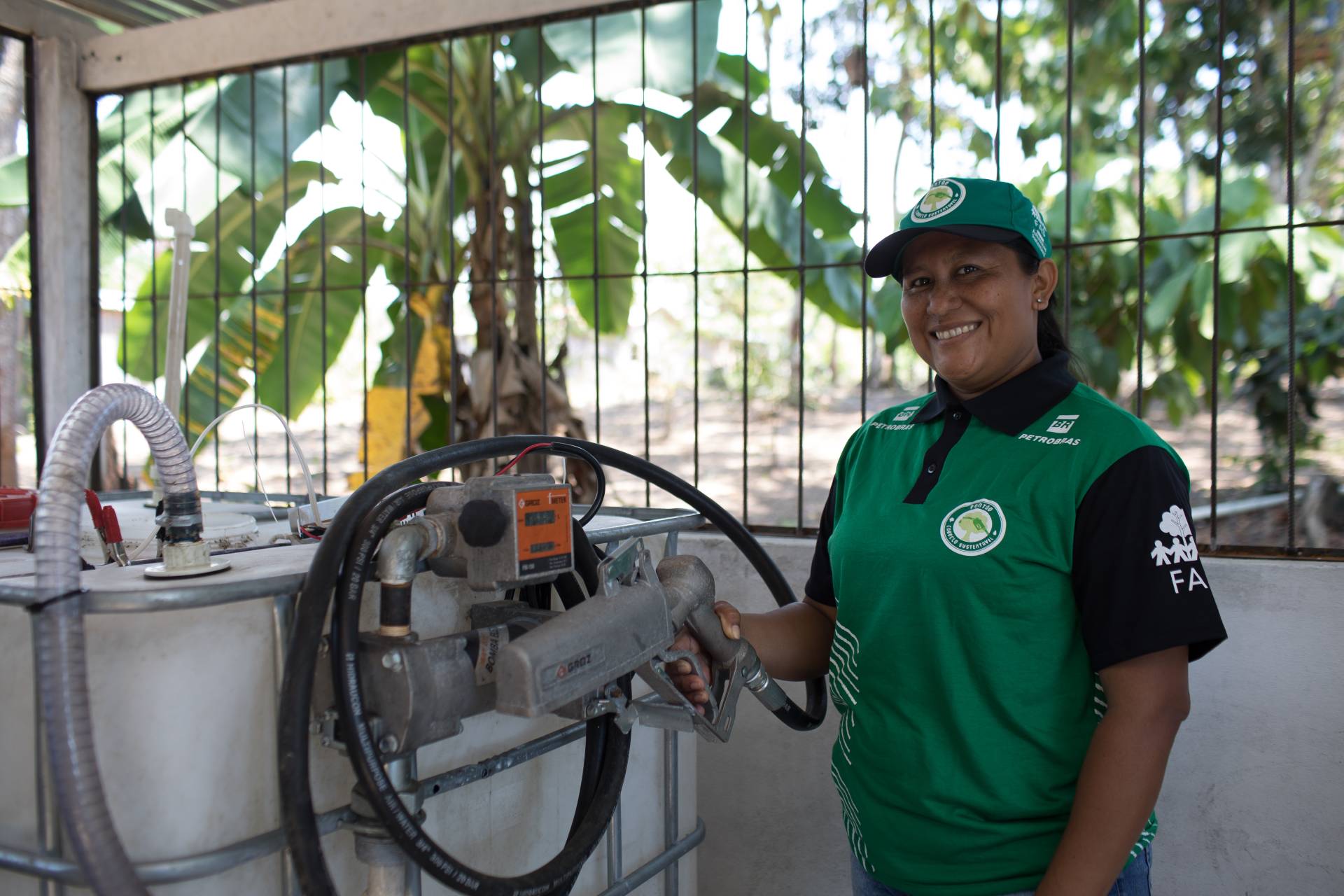 Frentista, Quezia Alves Barbosa, em seu posto de trabalho na Comunidade Nossa Senhora do Perpetuo Socorro, localizada no interior do Amazonas.