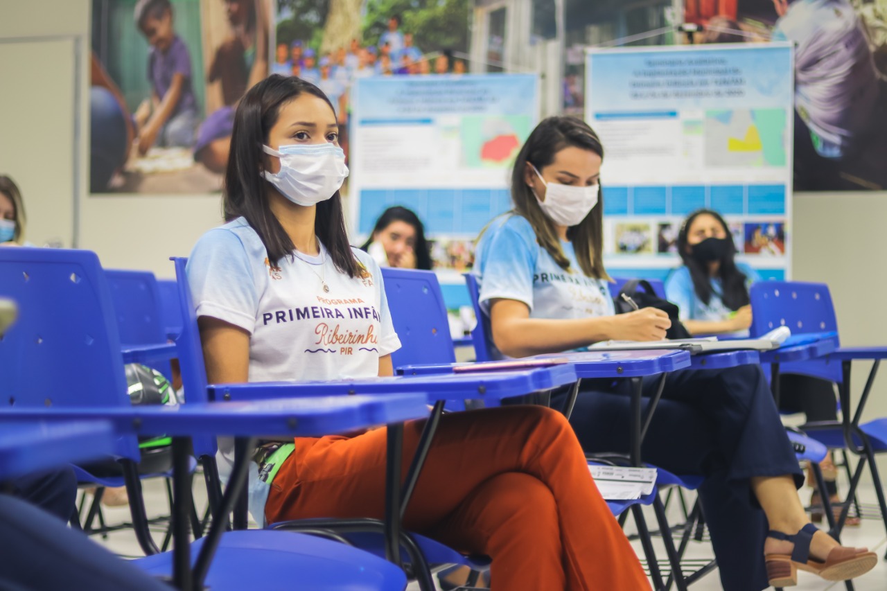 Pessoas reunidas em seminário realizado em Tefé no Amazonas.