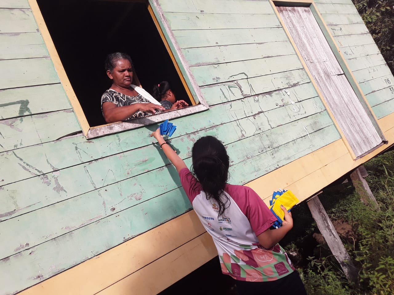 Jovem que participa de projeto realizado pela Fundação Amazônia Sustentável (FAS), passando informações para moradores de sua comunidade.