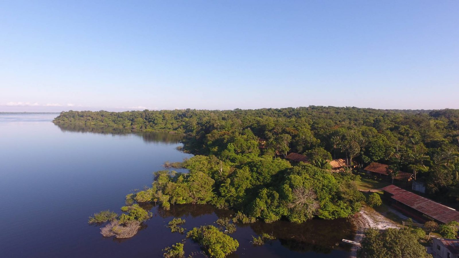 Foto aérea de comunidade no interior do Amazonas.