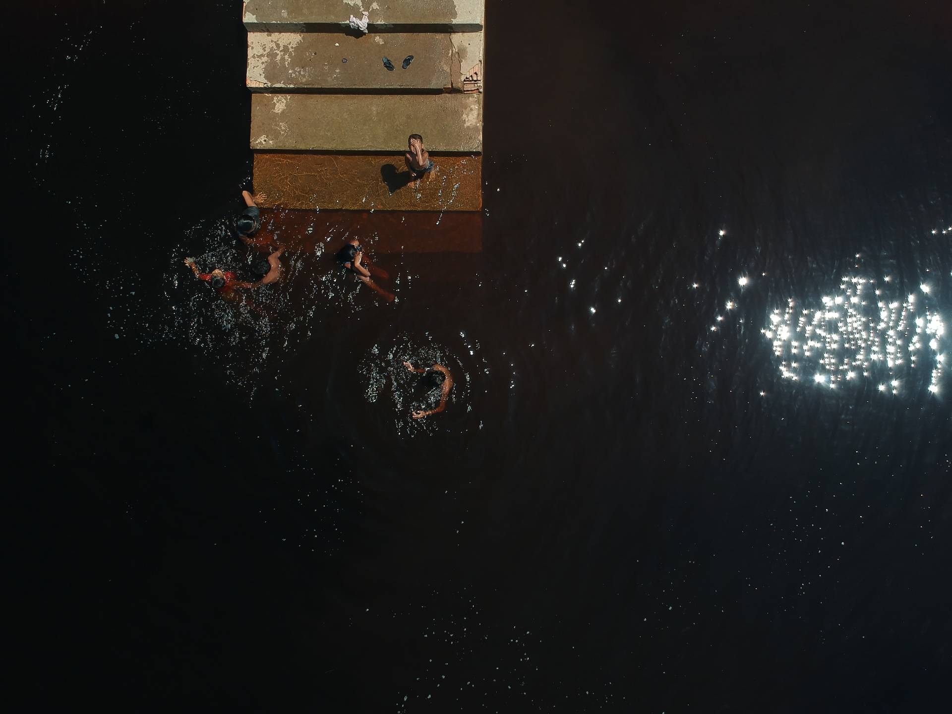 Crianças ribeirinhas brincando no rio.