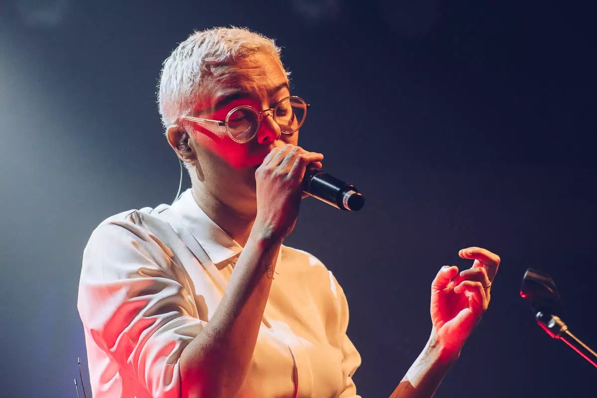 Cantora Mari Gadú se apresentando em show.