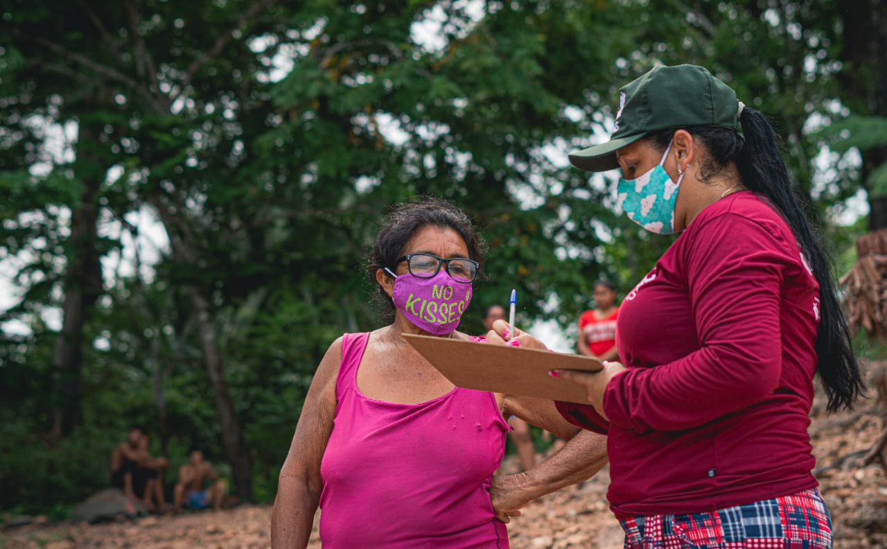 Colaboradora da Fundação Amazônia Sustentável (FAS) fazendo pesquisa com ribeirinhos durante programa chamado Aliança Covid Amazônia, realizado pela FAS.