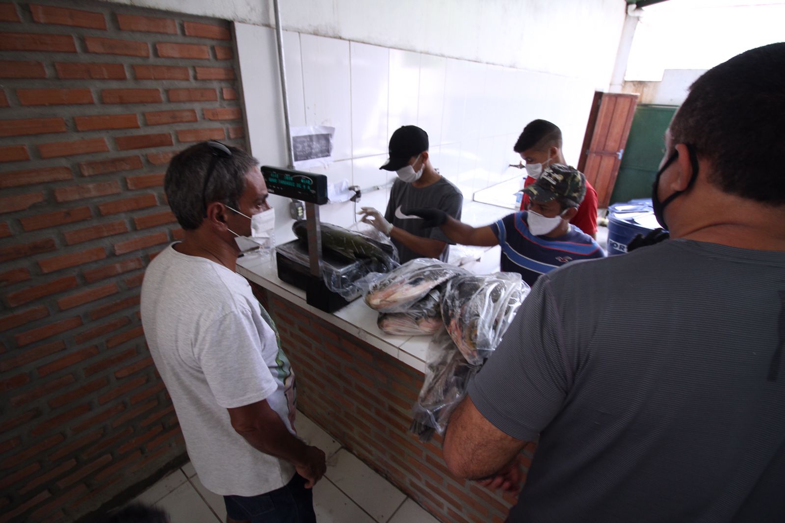 Homens em Feira do Tambaqui, realizada pela Fundação Amazônia Sustentável (FAS).
