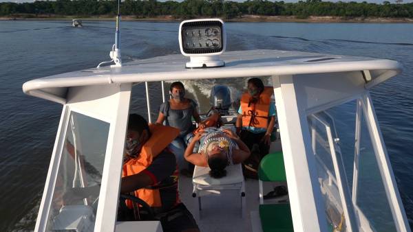 Ambulâncias fluviais fazendo atendimento aos ribeirinhos.