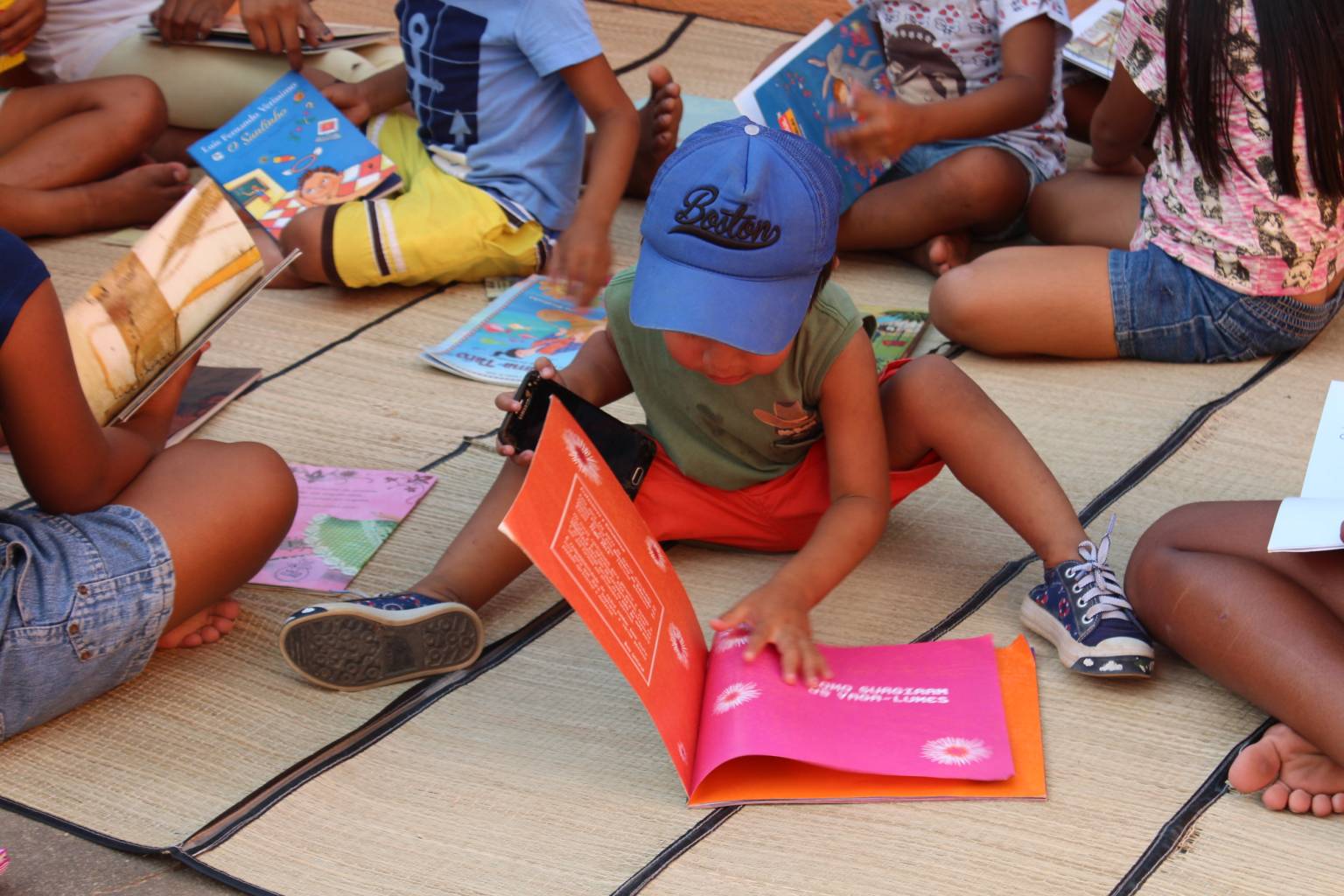 Crianças brincando em comunidade.