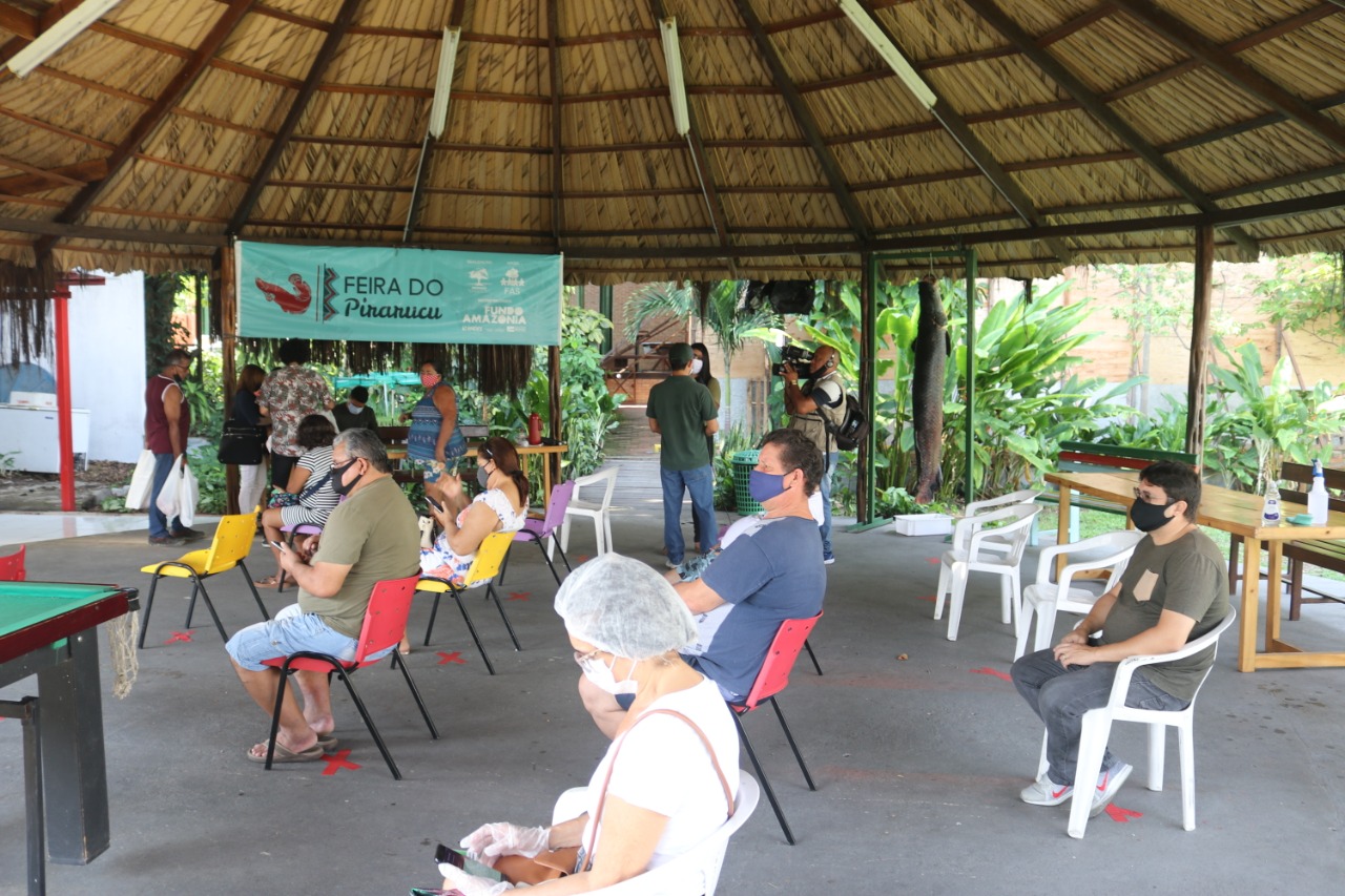 Pessoas em fila esperando para comprar pirarucu (peixe da Amazônia), durante feira realizada pela Fundação Amazônia Sustentável (FAS).