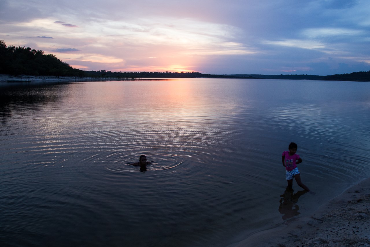 Crianças brincando na beira do rio.