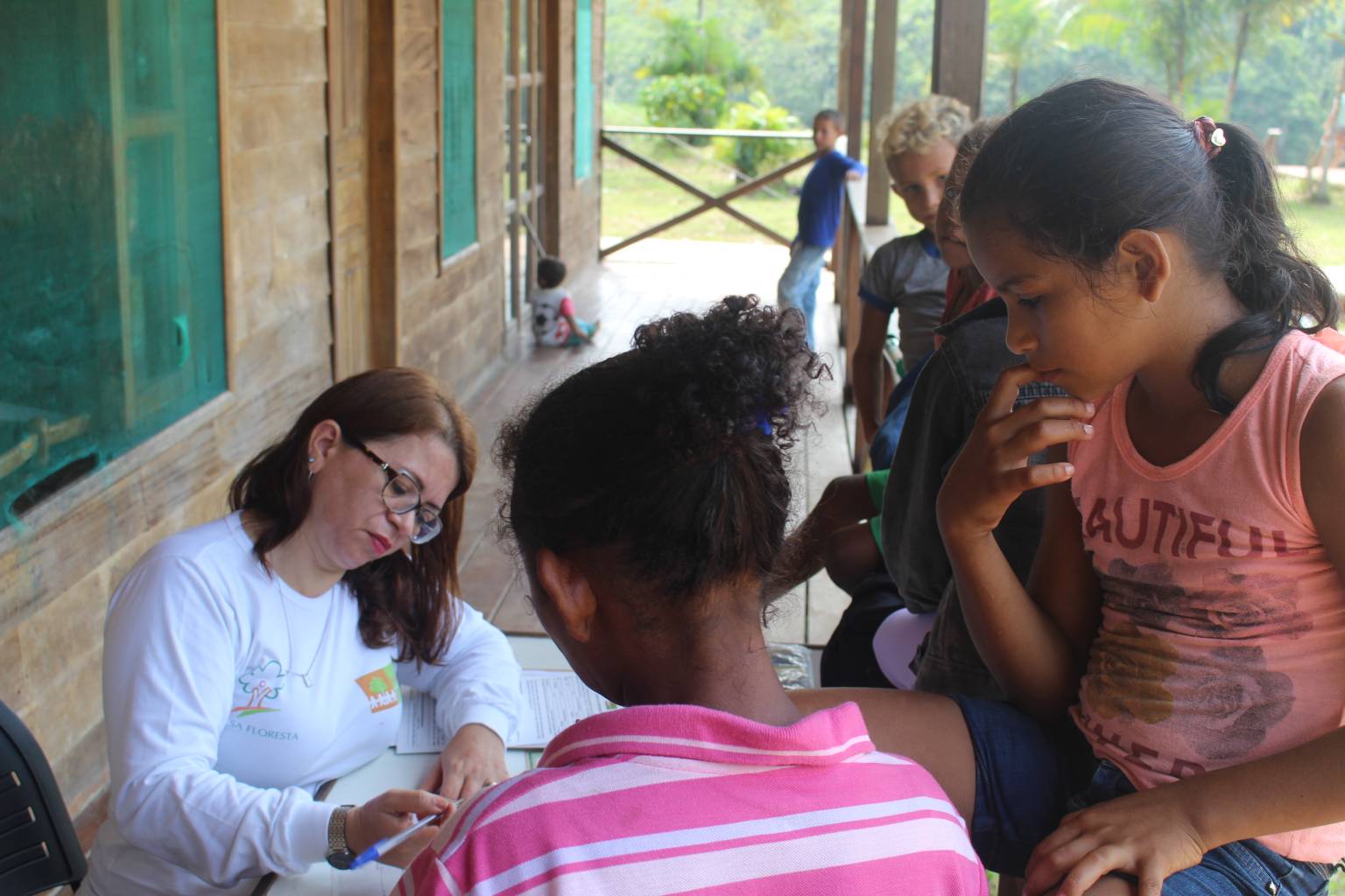 Colaboradora da Fundação Amazônia Sustentável (FAS), fazendo cadastro de famílias na Reserva de Desenvolvimento Sustentável Cujubim, localizada no município de Jutaí, no Amazonas.