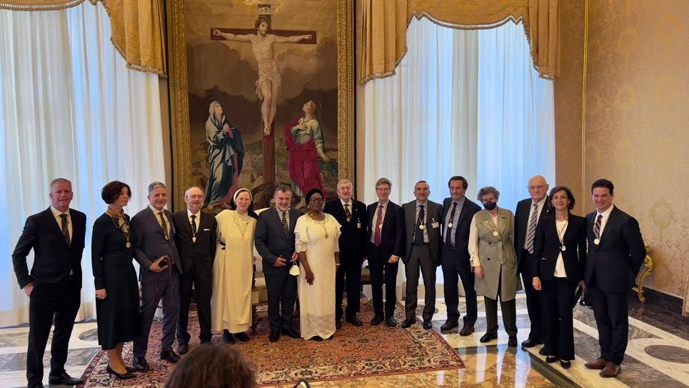 Virgilio Viana, superintendente geral da Fundação Amazônia Sustentável (FAS), reunido com um grupo de especialistas de confiança do papa.