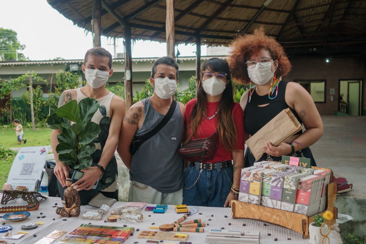 Expositores mostrando seus produtos, diretamente da Feira da FAS, evento realizado pela Fundação Amazônia Sustentável (FAS).
