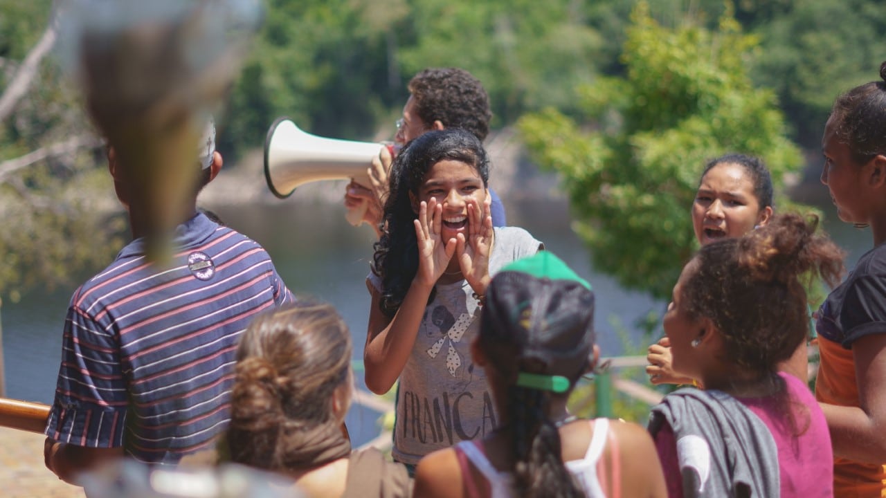 Menina ribeirinha com seus amigos em comunidade no interior do Amazonas.