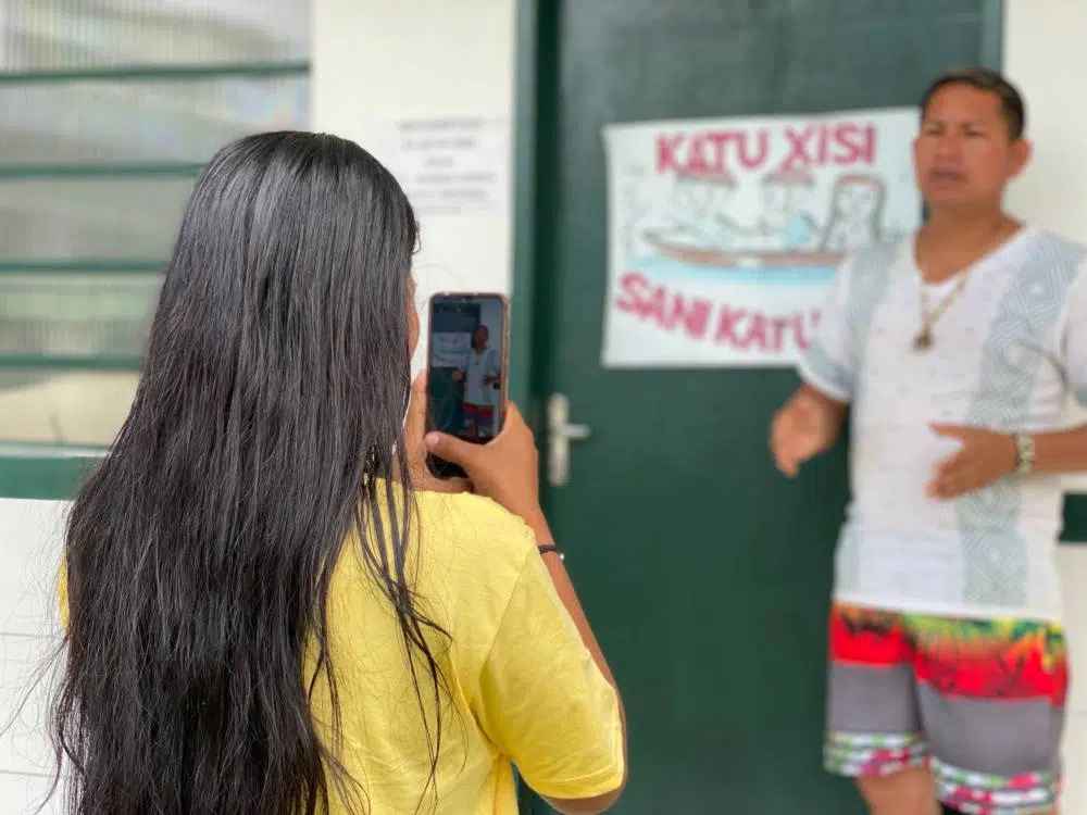 Jovem participa de oficinas de comunicação, com a equipe do portal Catraca Livre, promovida pela Fundação Amazônia Sustentável (FAS), na comunidade indígena Três Unidos, localizada na Área de Proteção Ambiental (APA) do Rio Negro.