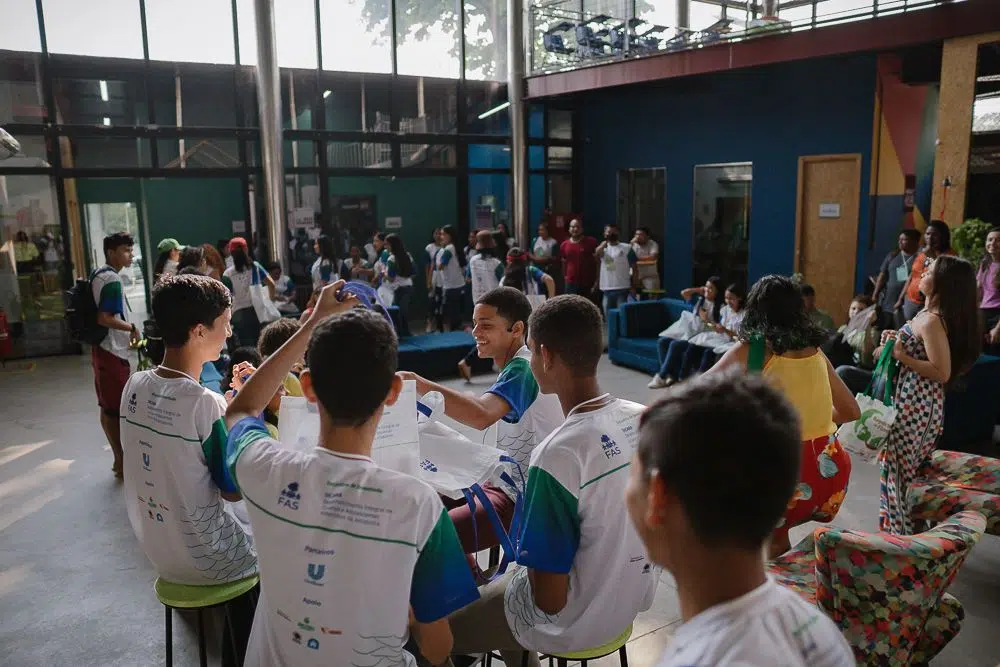 Jovens reunidos em mais uma edição do Encontro de Jovens Líderes da Floresta, promovido pela Fundação Amazônia Sustentável (FAS).