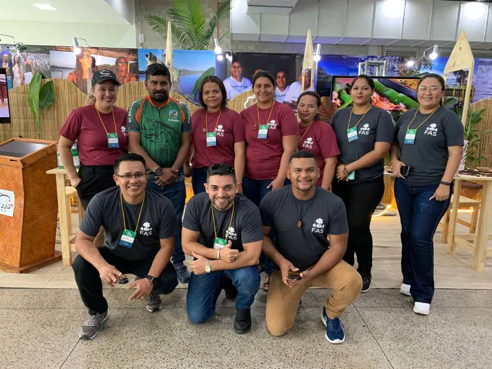 Turma dos projetos de apoio ao turismo de pesca esportiva e ao turismo de base comunitária no Amazonas, apoiados pela Fundação Amazônia Sustentável (FAS), participando da 1ª Feira de Pesca Esportiva, Ecoturismo e Turismo de Aventura da Amazônia (FPEA), em Manaus.