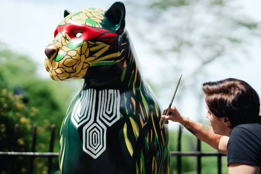 Escultura de onça sendo pintada para ser exposta na Jaguar Parade, em Nova Iorque, nos Estados Unidos.