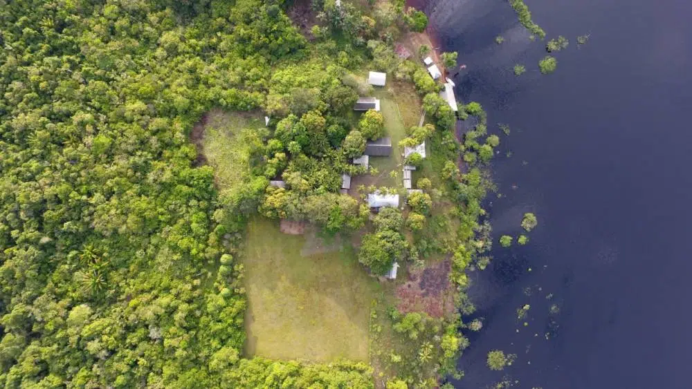 Foto panorâmica de comunidade no interior do Amazonas.