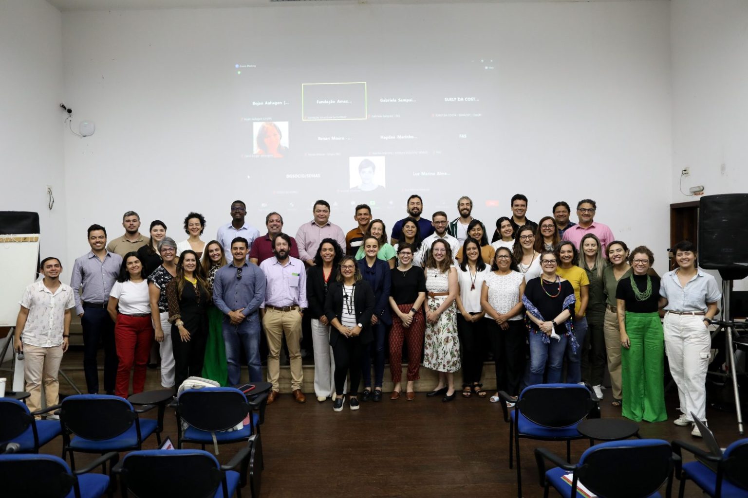 Turma participando de uma oficina de aprofundamento dos conceitos e práticas inseridas no processo de elegibilidade ao ART/TREES, realizada pelo Governo do Estado do Amazonas, na sede da Fundação Amazônia Sustentável (FAS).