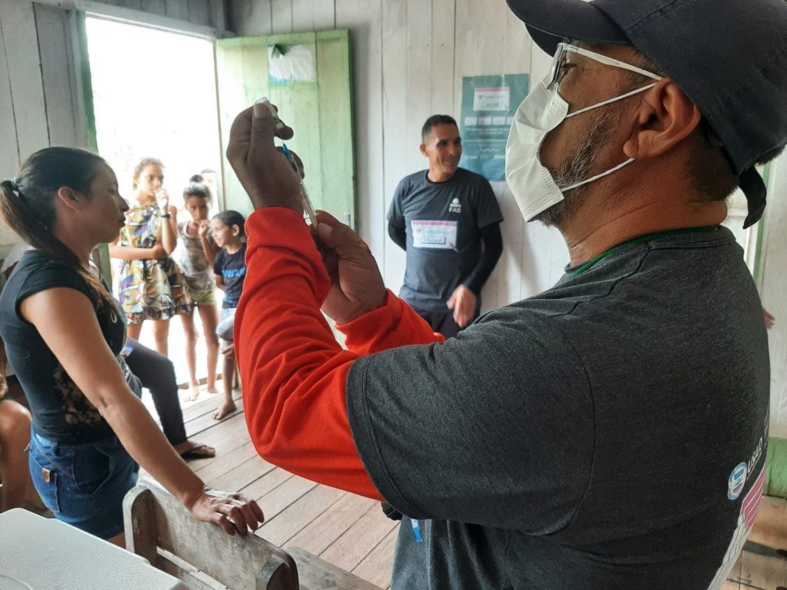 Homem da área da saúde, participando da campanha de vacinação no interior do Amazonas, realizado pelo Programa Saúde na Floresta da Fundação Amazônia Sustentável.