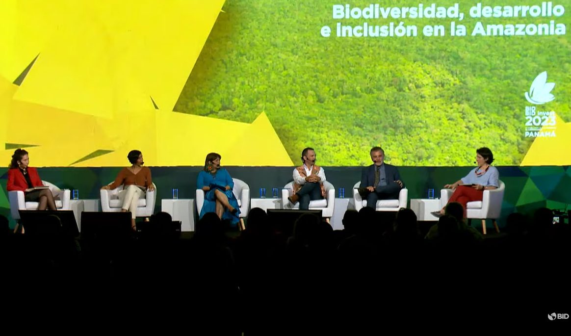Pessoas reunidas em painel de discussão, em evento realizado pelo BID no Panamá.