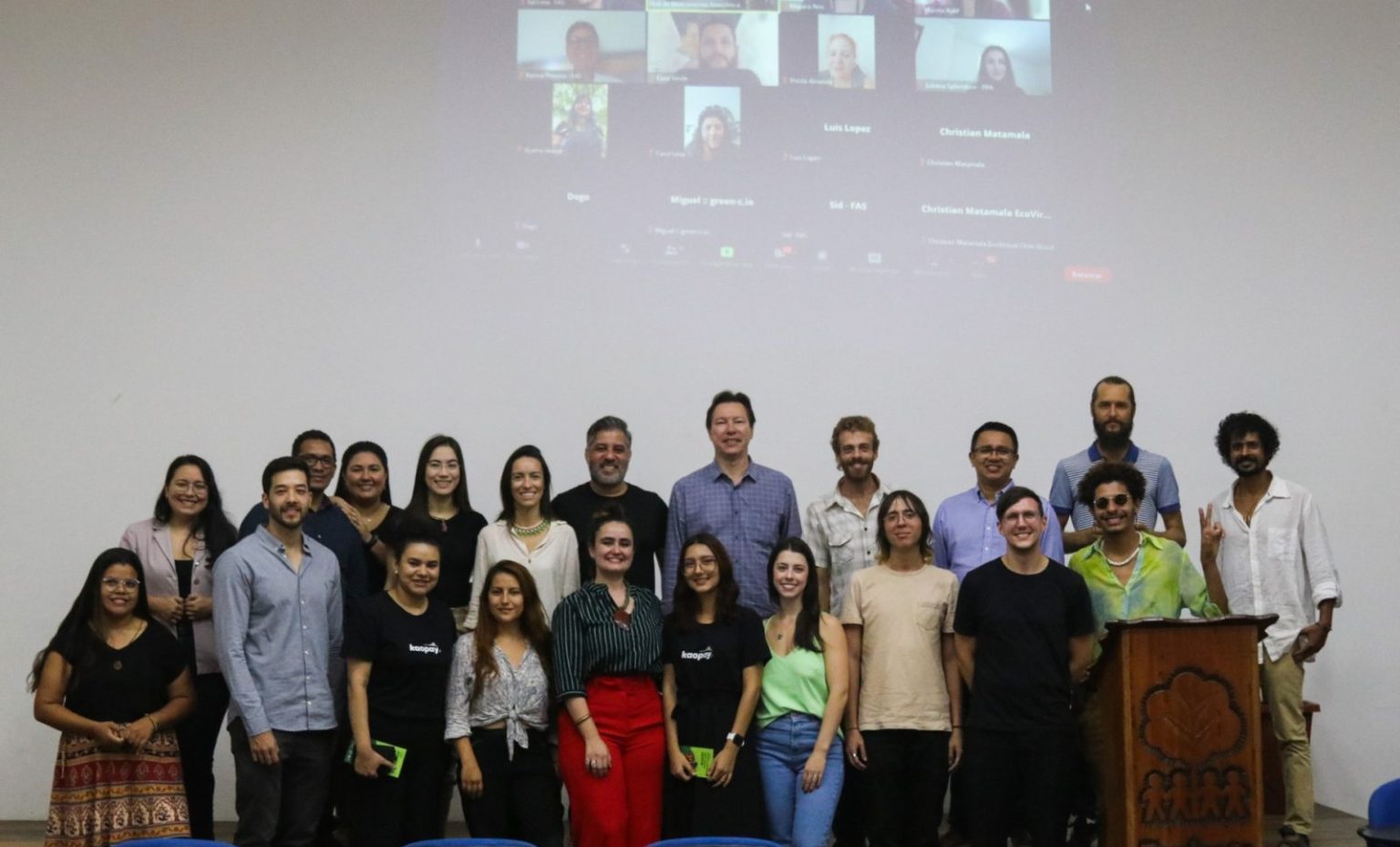 Pessoas reunidas durante o encontro do Hub de Bioeconomia Amazônica realizado pela Fundação Amazônia Sustentável (FAS) em Manaus.