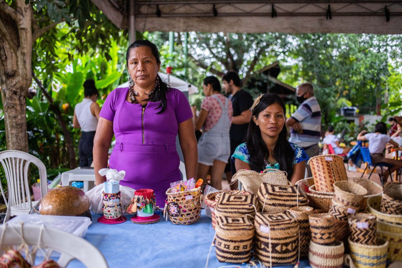 Mulheres fazendo a venda de seus artesanatos durante Feira da FAS realizada pela Fundação Amazônia Sustentável (FAS).