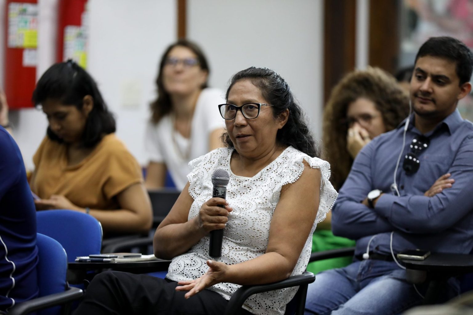 Mulher participando de reunião com organizações da Amazônia.