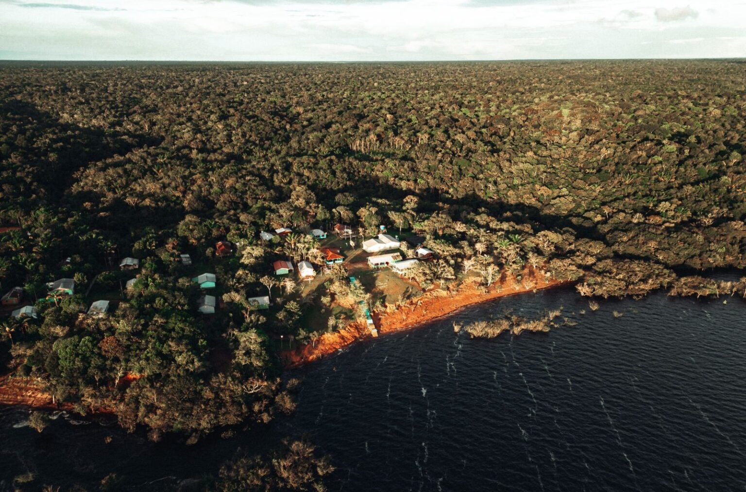 Foto aérea da comunidade Saracá, localizada no Amazonas.