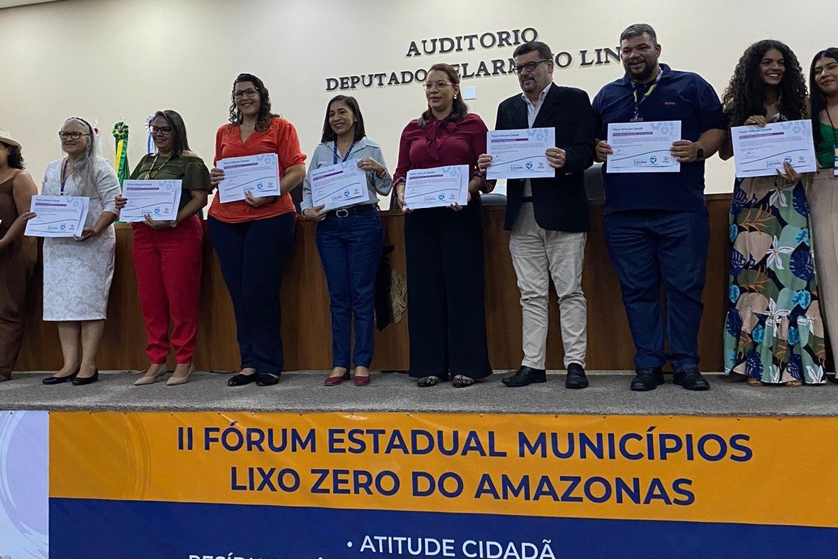 Fundação Amazônia Sustentável (FAS) recebendo premiação pela implantação de pontos para receber resíduos recicláveis em Manaus.