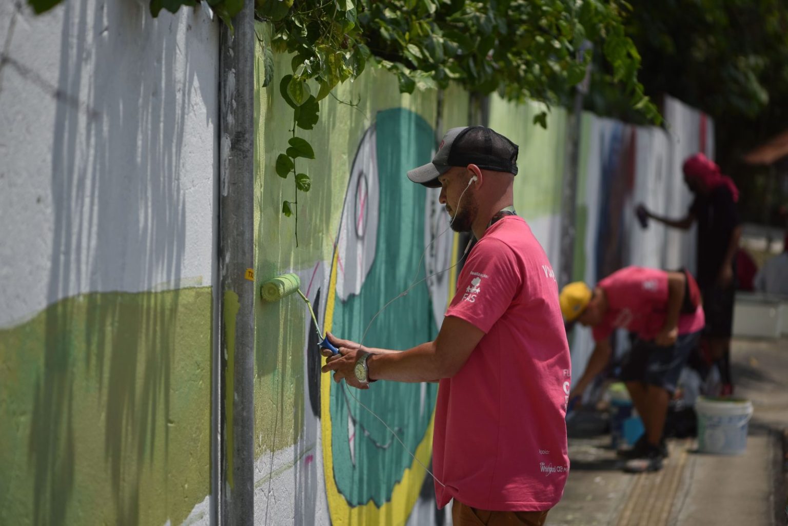 Homem pintando parede durante ação da Virada Sustentável Manaus, realizada pela Fundação Amazônia Sustentável (FAS).