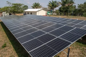 Painel de energia solar instalado em comunidade no interior do Amazonas.